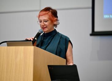 Angelika Seeschaaf-Veres at the podium